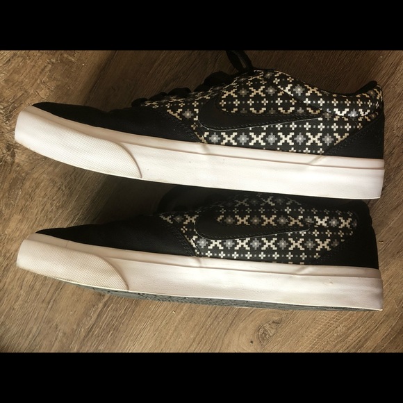 Size 10 Nike Charge Shoes - Picture 3 of 5